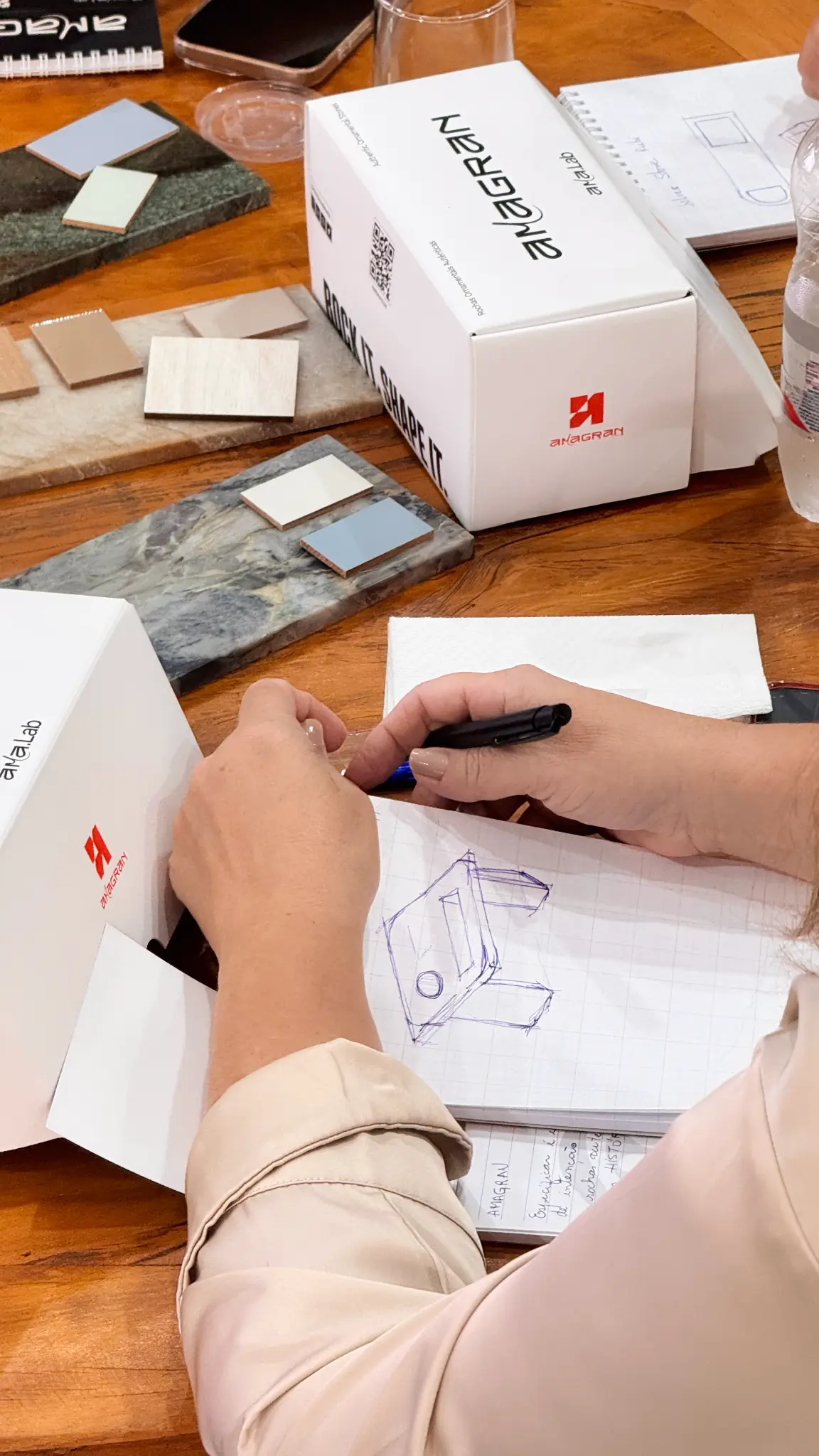 Desenhando no caderno Ama.Lab